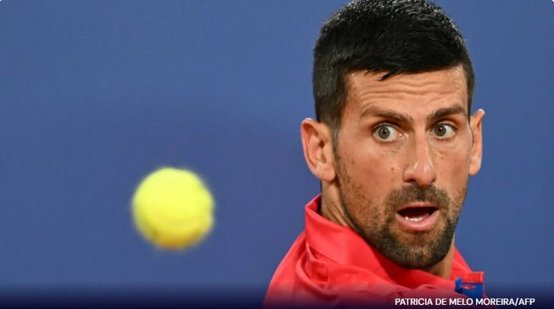 Novak Djokovic e Carlos Alcaraz estreiam com vitórias nos Jogos Olímpicos de Paris-2024. Djokovic aguarda Rafael Nadal para um possível confronto épico. 